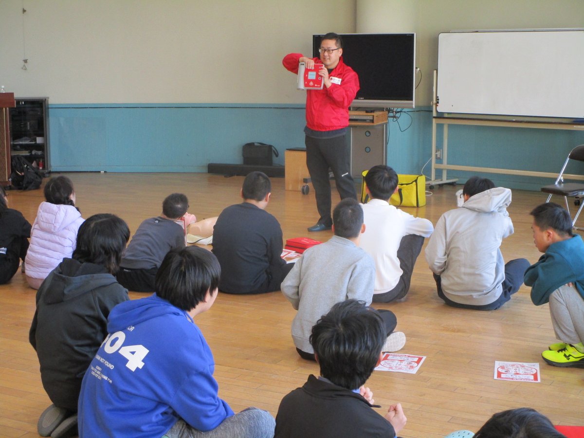 jrc_mie's tweet photo. 1/23（金）特別支援学校伊賀つばさ学園に出前授業に行ってきました。中等部の生徒さん３４名と「心肺配蘇生法・AEDの使い方」を学び、手洗いチェッカーで「手洗い体験」を行いました。みんな一生懸命取り組んでくれました。 ありがとうございました。
#救急法　 #手洗いチェッカー　 #日赤出前授業 https://t.co/EMlayqzZ9K