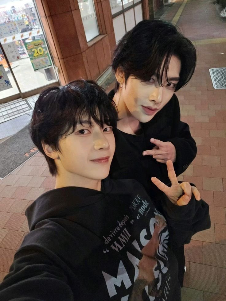 ricksyzns's tweet image. I love when they look lesbian