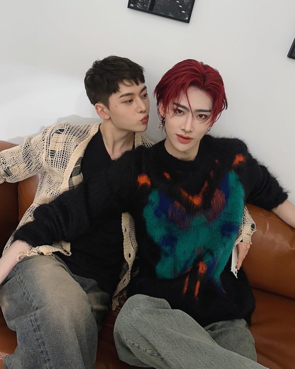 ricksyzns's tweet image. I love when they look lesbian