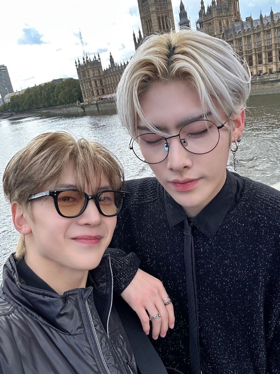 ricksyzns's tweet image. I love when they look lesbian