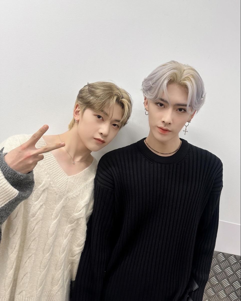 ricksyzns's tweet image. I love when they look lesbian