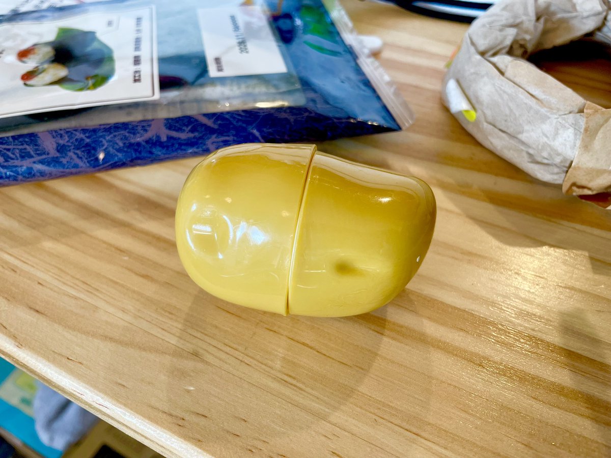 mana_paint's tweet photo. No.1073
おままごとセットの食べ物。
私にはジャガイモに見えますが
息子にはチーズに見えるそうです。
チーズの中でも、「スモークチーズ」だそうです。なんとまぁ、確かにそうかもね。こりゃスモークチーズだ！ https://t.co/Rok3nNDueD
