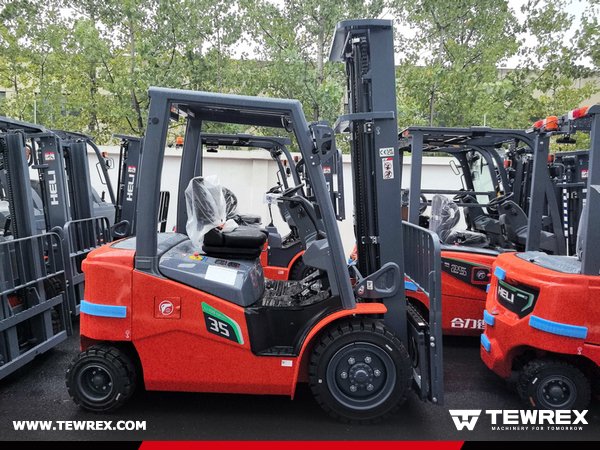 #EXPORTCASE TEWREX exported 1 unit of HELI 35 electric forklift ⚡
3m lift height | Zero emissions | High efficiency
Powering smarter material handling worldwide.
#TEWREX #HELI #ElectricForklift #EquipmentExport #Logistics