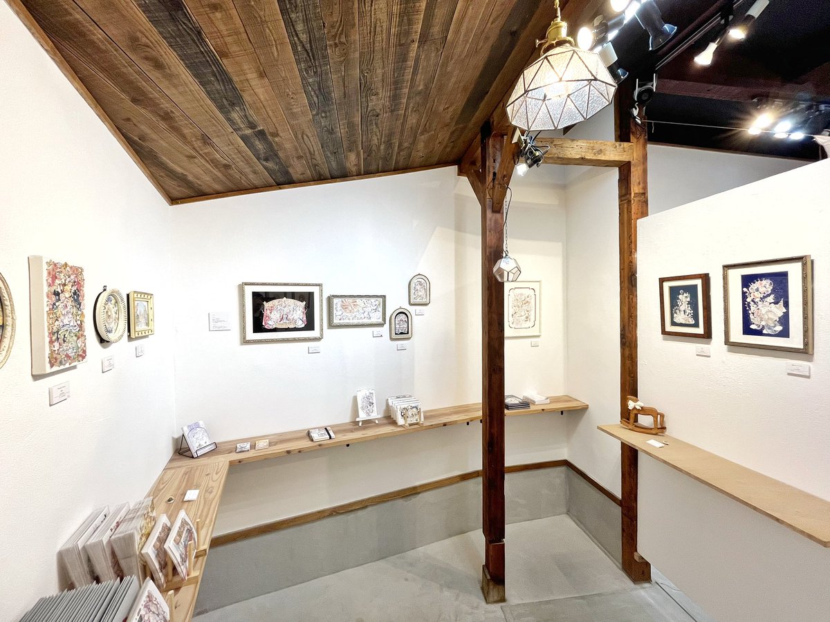 atelier 眞空 x umi 共催企画展
『 un petit peu de bonheur 』
~ ガレット・デ・ロワに願いを込めて ~

本日6日目の開廊を迎えます。

残す会期もあと3日となりました。

素敵な展示空間になっていますので、ぜひ会場を訪ねて頂けたらと思っております。

#共催企画展_un_petit_peu_de_bonheur