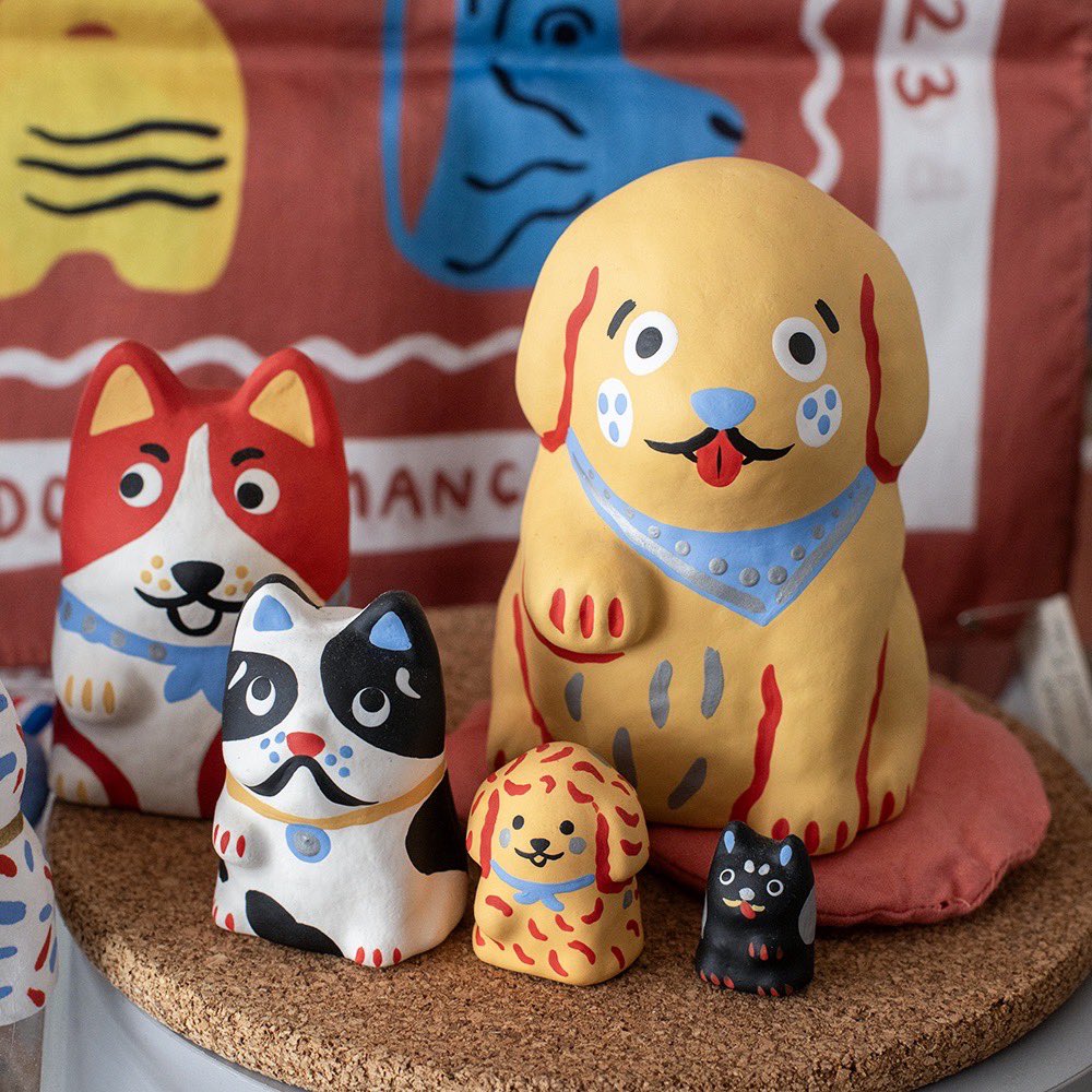 douxdimanche's tweet image. こんにちは🌞今日も6PMまでよろしくお願いします

ずらりと並ぶのは、フランスのイラストレーター、マリー・アセナさんによる「はりこーシカ」🇫🇷「招き猫（パリにゃん）」と「招き犬（パリィヌ）の2種類です🐱🐶

お好みで並べて飾ってハッピーを招いてくださいね💖

2dimanche.shop-pro.jp/?mode=cate&amp;amp;cbi…