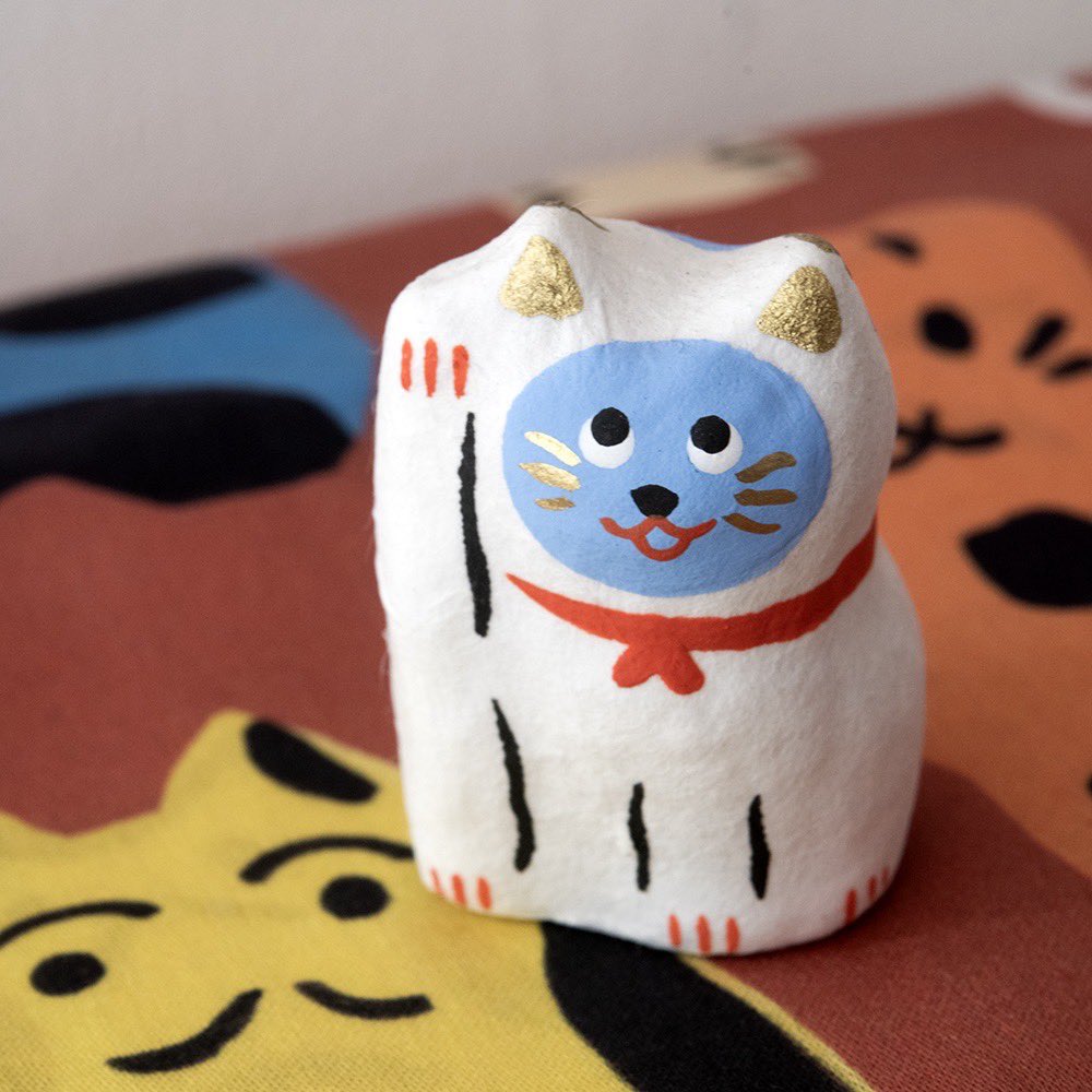 douxdimanche's tweet image. こんにちは🌞今日も6PMまでよろしくお願いします

ずらりと並ぶのは、フランスのイラストレーター、マリー・アセナさんによる「はりこーシカ」🇫🇷「招き猫（パリにゃん）」と「招き犬（パリィヌ）の2種類です🐱🐶

お好みで並べて飾ってハッピーを招いてくださいね💖

2dimanche.shop-pro.jp/?mode=cate&amp;amp;cbi…