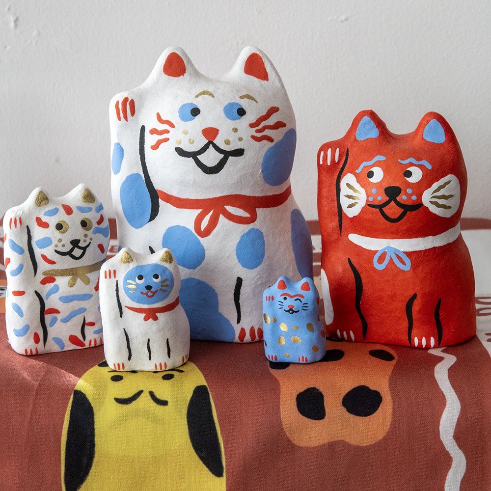 douxdimanche's tweet image. こんにちは🌞今日も6PMまでよろしくお願いします

ずらりと並ぶのは、フランスのイラストレーター、マリー・アセナさんによる「はりこーシカ」🇫🇷「招き猫（パリにゃん）」と「招き犬（パリィヌ）の2種類です🐱🐶

お好みで並べて飾ってハッピーを招いてくださいね💖

2dimanche.shop-pro.jp/?mode=cate&amp;amp;cbi…