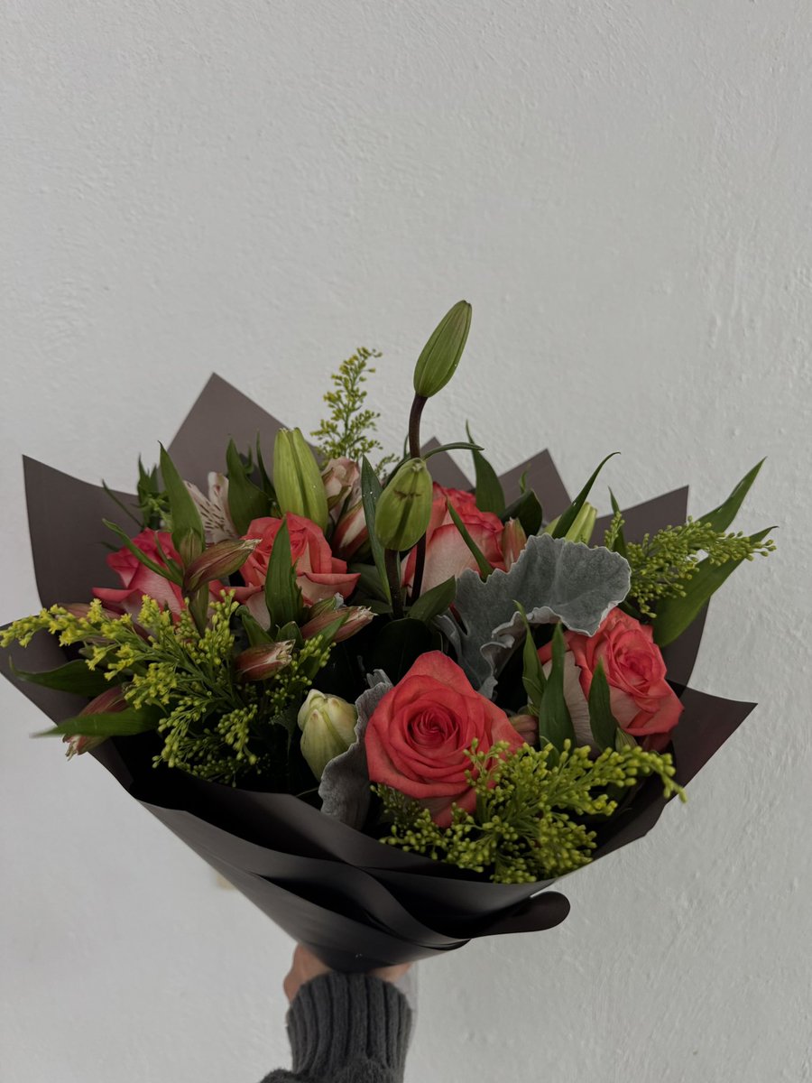 Gracias a mi novio que se la pasa dándome flores solo por bonita🫶🏼