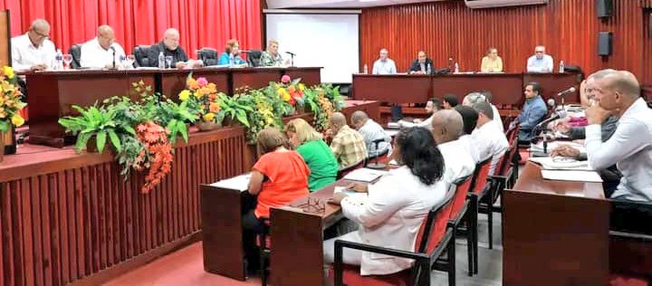 En correspondencia con las prioridades de trabajo los espirituanos asumimos el reto de reforzar la preparación para la defensa, elevar los ingresos en divisas y potenciar la producción de alimentos.  
#SanctiSpíritusEnMarcha 
<a href="/MMarreroCruz/">Manuel Marrero Cruz</a> <a href="/DeivyPrezMartn1/">Deivy Pérez Martín</a> <a href="/DiazCanelB/">Miguel Díaz-Canel Bermúdez</a>