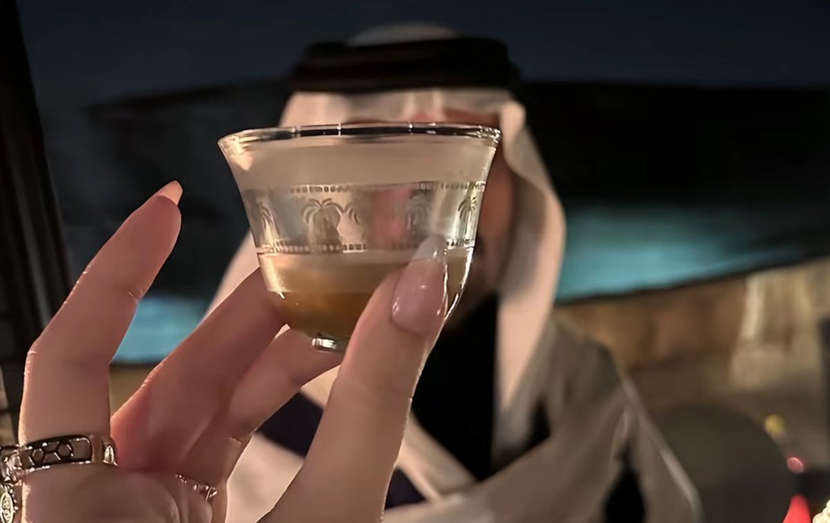 أشرب على وجهك ثلاثين فنجال 
مافيه داعي للحلا وأنت موجود❣️.