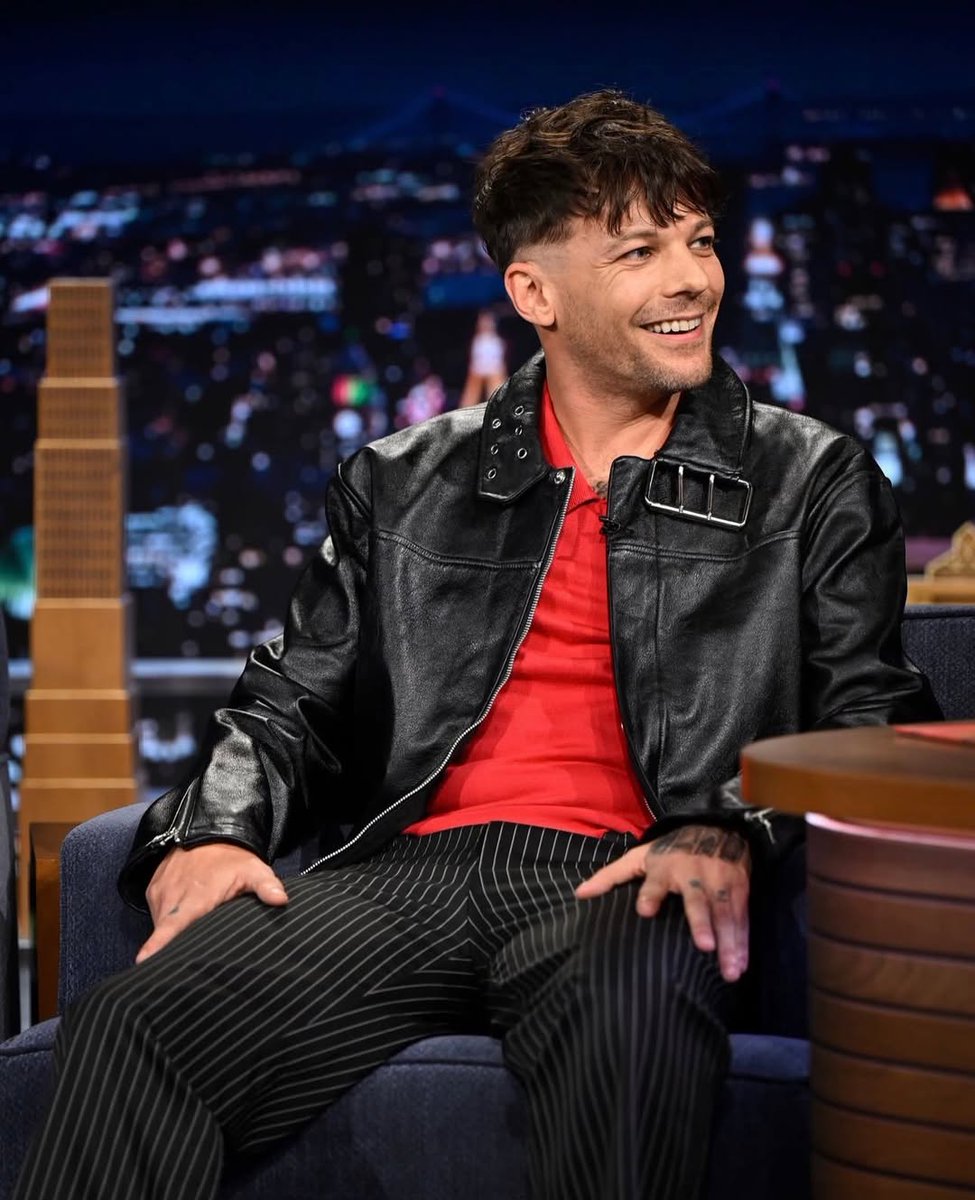 OT5Dailys's tweet image. Louis Tomlinson for The Tonight Show!

GLIMPSE OF THE HAND TATTOO!!