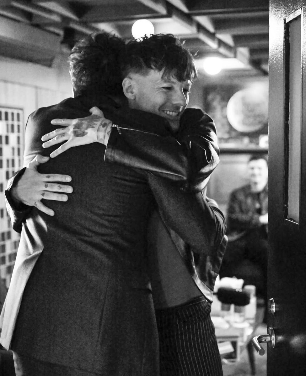 OT5Dailys's tweet image. Louis Tomlinson for The Tonight Show!

GLIMPSE OF THE HAND TATTOO!!