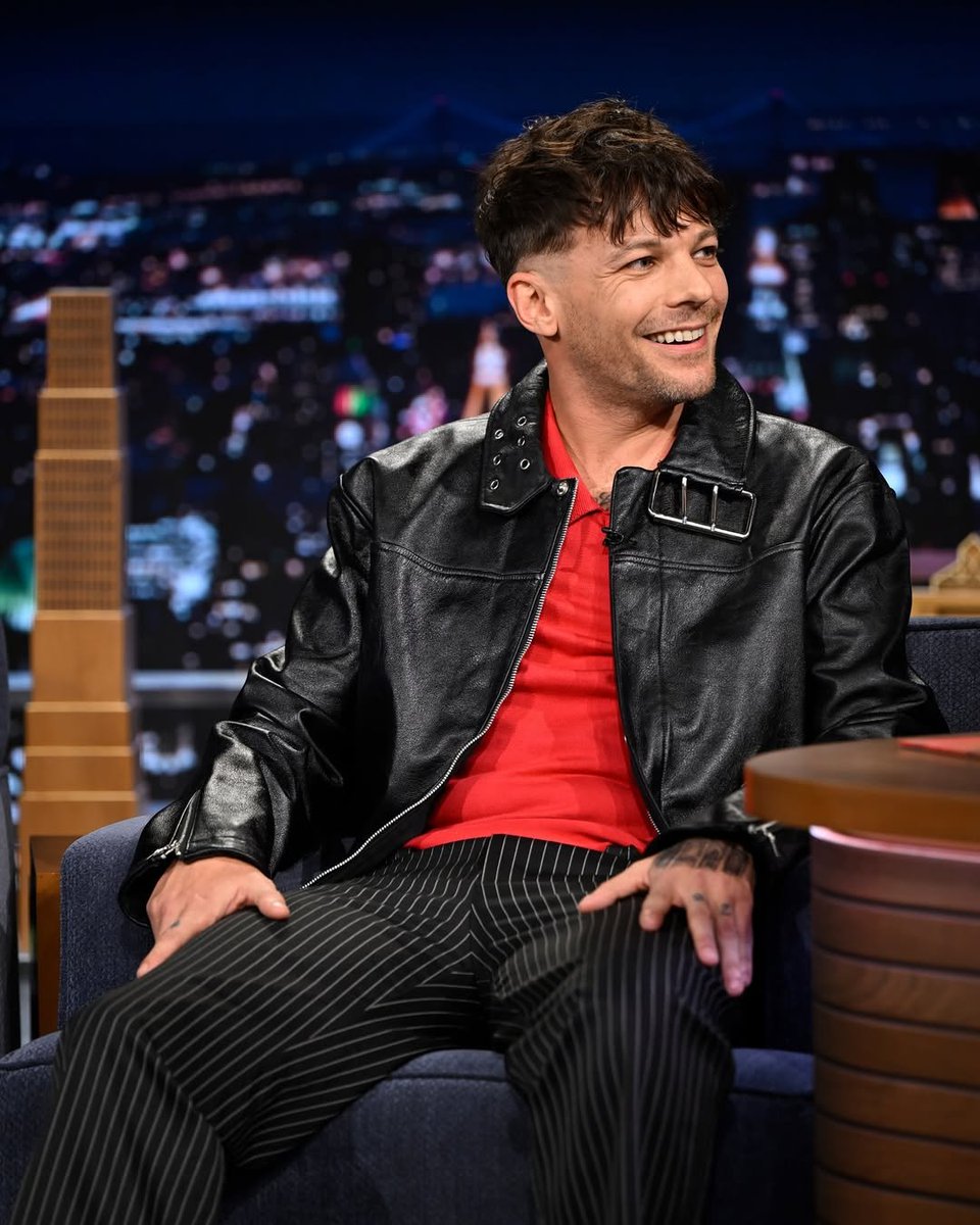 louistbr's tweet photo. 📸 •  AMOR! Louis durante sua participação no Tonight Show com Jimmy Fallon! https://t.co/IykEJBJDIo