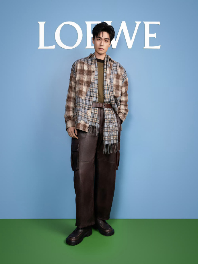 CDrama_Universe's tweet photo. Brand representative Chen Duling and  Actor Hu Yitian appeared at the LOEWE official photocall in LOEWE Nanjing Yuyuan Spring Festival event

< #ChengDuling #HuYitian > https://t.co/uczsIHS0zC