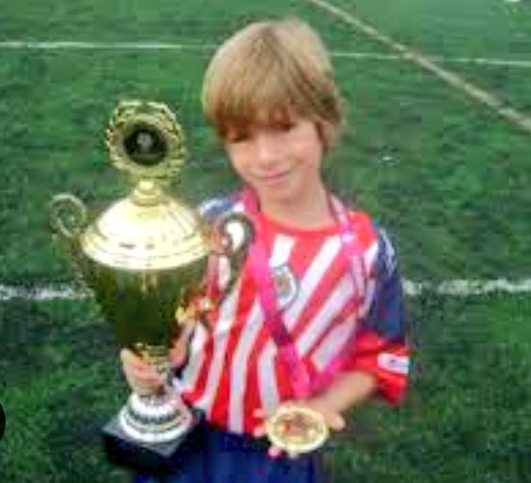 Le falló la IA... 

Armando González, La Hormiga es de #Chivas 🔴⚪ 

(Ya les festejó 3 goles la vez pasada 😅)