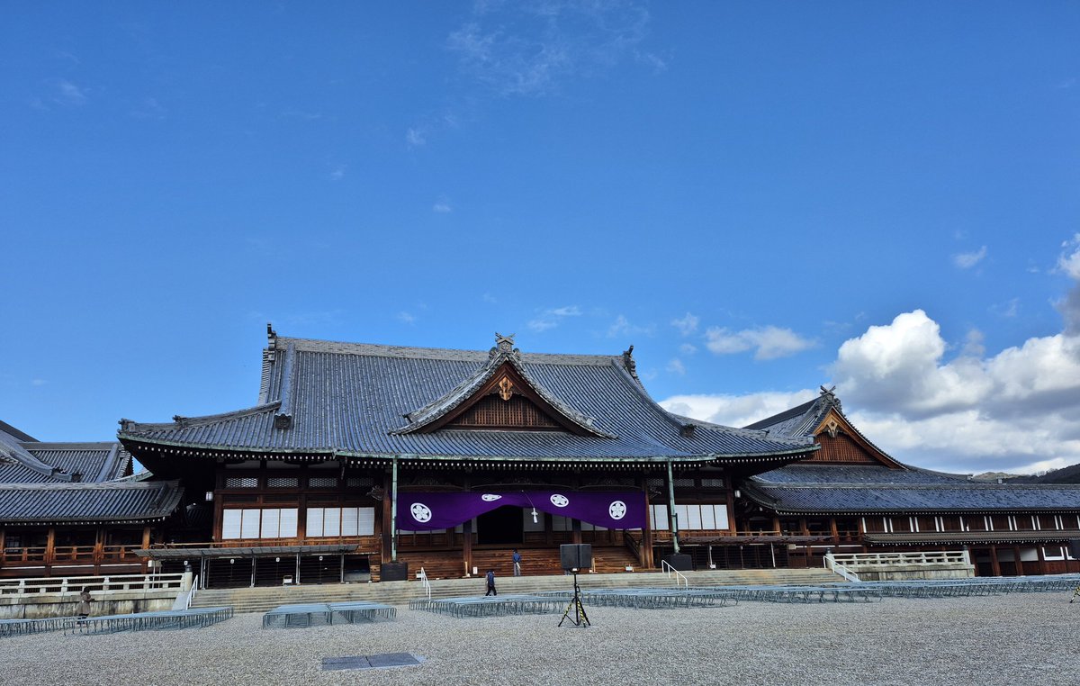 m2yukko's tweet image. 本日のおぢば
風は冷たくて寒いけど
晴れ間も時々あります
もうすっかり年祭モードの神殿✨
#おぢば