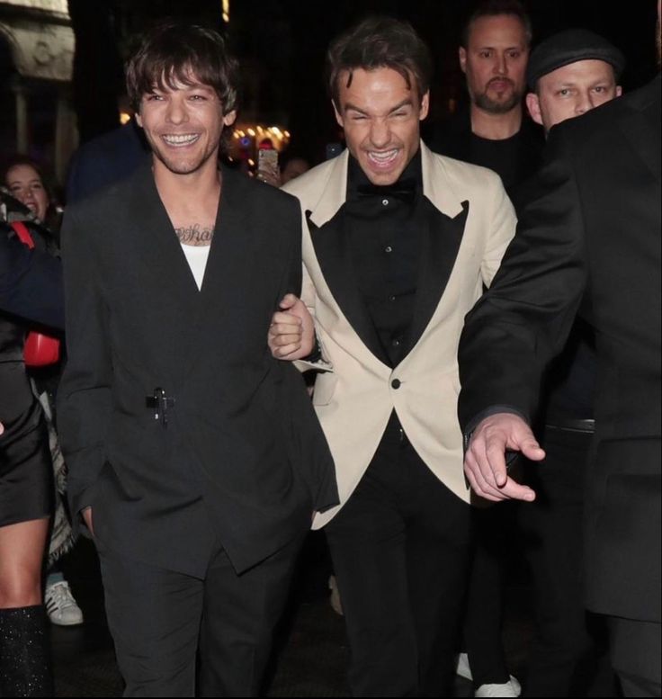 ahora todas lloran con dark to light, buscan hit tweets y demás pero bien que hay algunas hipócritas que lo acosaron/bardearon al nivel de hacerlo borrar este posteo tan hermoso; la canción es solo un reflejo del amor que se tenían y lo importante que eran en la vida del otro💔