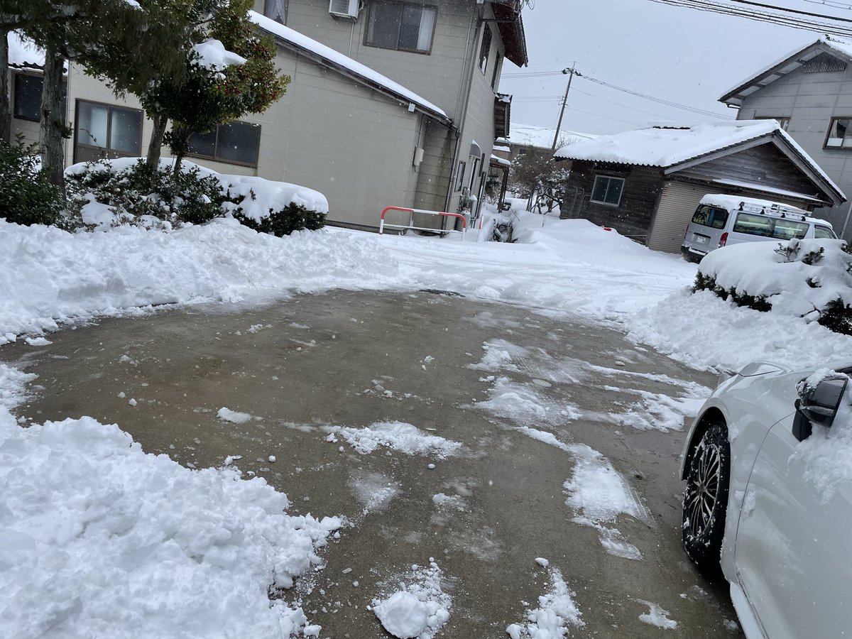 tanoueusagi's tweet photo. 息子が寝ている間に雪かき🪏☃️
重労働😂 https://t.co/t7f8zVYZzG