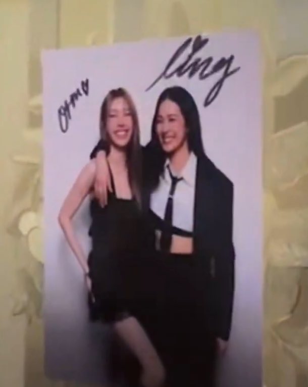 KMayaKwangbae's tweet image. เมื่อหมากคิม เอารูปคู่มาแปะบอร์ด
คิมเบอร์ลี่:🫵🏻.. อ๋อ อันนี้ก็มาเป็นคู่(หลิงออม) กำลังจะขิงเลยว่าแบบ ไม่มีใครมาเป็นคู่เลย .. อ๋อ โอเคละ ไม่ใช่ละ
55555555555555555555555555555555