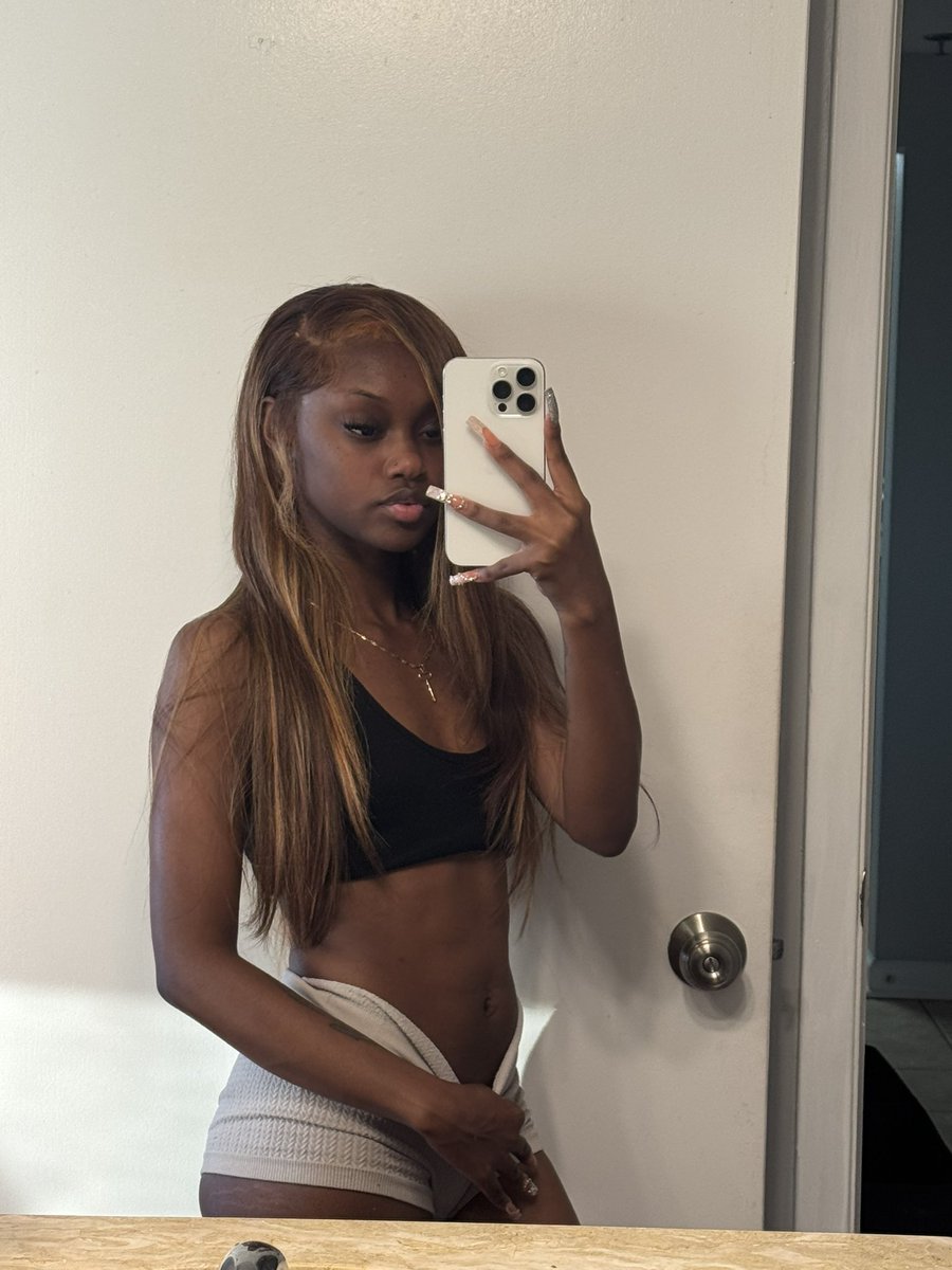 Jollybonney's tweet photo. More gym and no fucks giving 🥵 https://t.co/OBNQB7rqLp