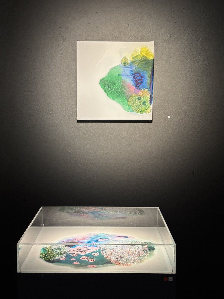 planetstroller's tweet image. 지나가다 색에 이끌려 들어가서 본 전시가 아름다웠다. 튀르키예 출신 멜렉 마지치(MELEK MAZICI)의 ‘Radiance’. 작가가 유년 시절을 보낸 이스탄불의 심상을 표현했다는 그림들은 전시 제목처럼 온통 환한 빛으로 가득했다. 그곳에서 그는 무척 행복했나보다.