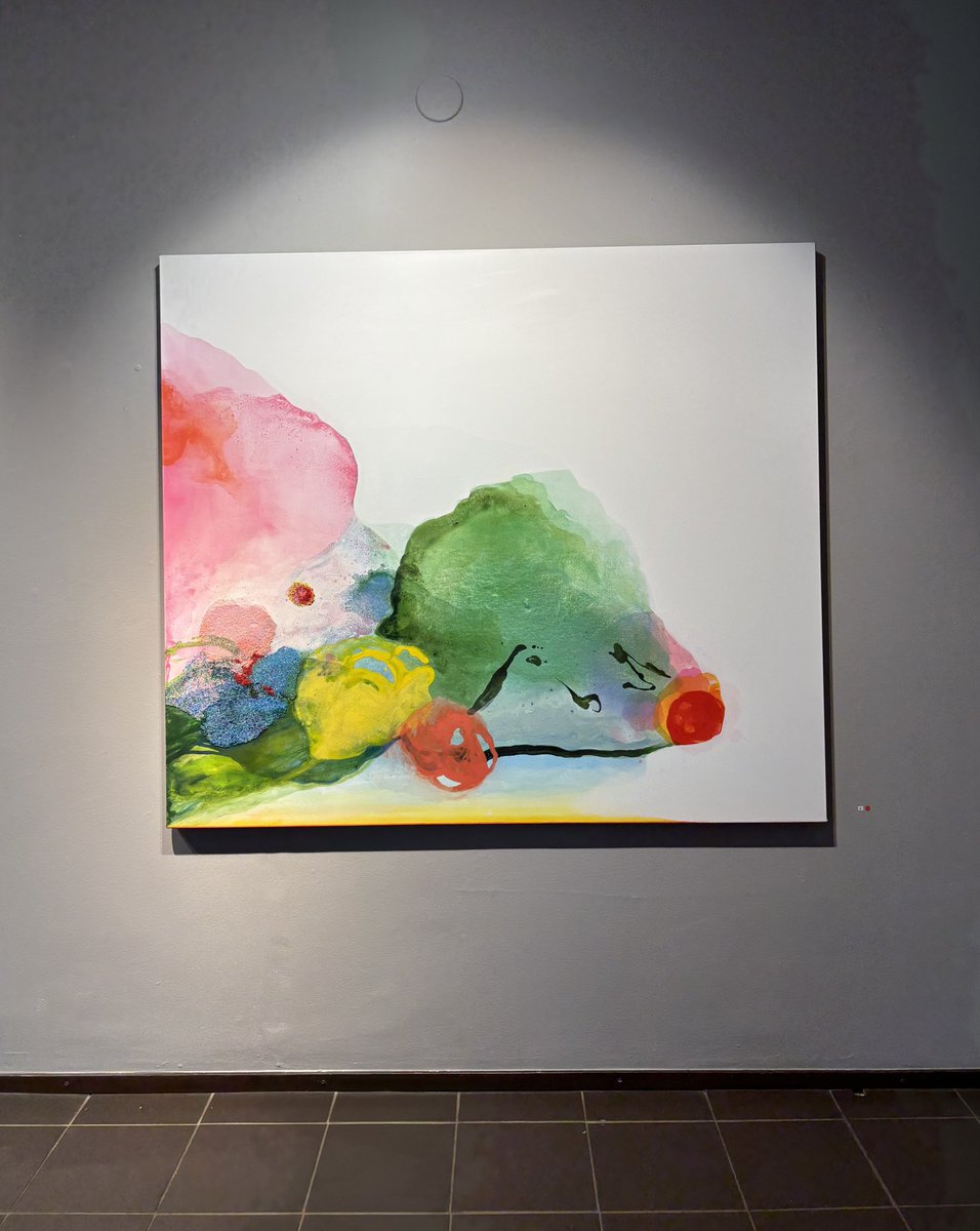 planetstroller's tweet image. 지나가다 색에 이끌려 들어가서 본 전시가 아름다웠다. 튀르키예 출신 멜렉 마지치(MELEK MAZICI)의 ‘Radiance’. 작가가 유년 시절을 보낸 이스탄불의 심상을 표현했다는 그림들은 전시 제목처럼 온통 환한 빛으로 가득했다. 그곳에서 그는 무척 행복했나보다.