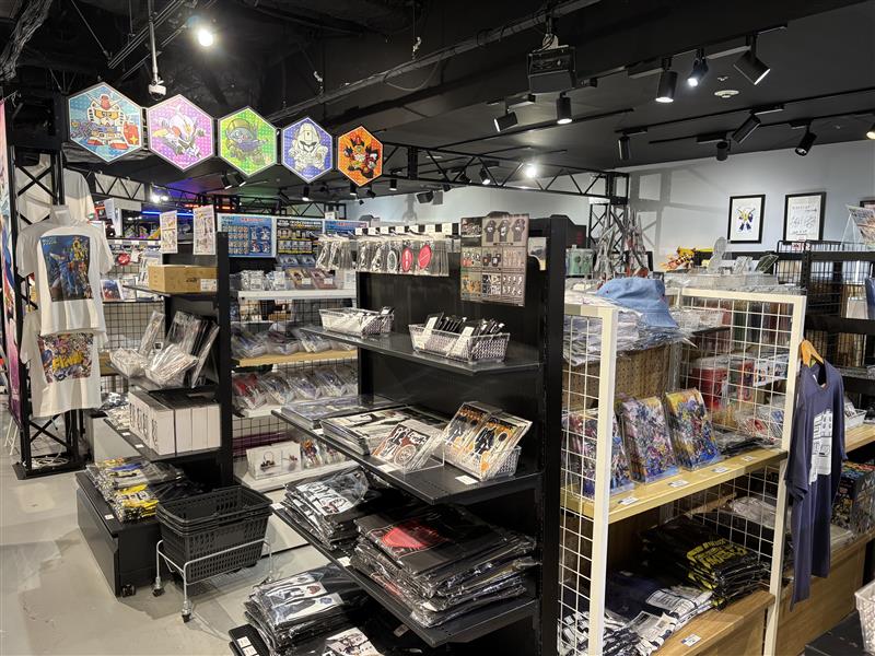 bnfw_en's tweet image. 📍 SUNRISE World in Ikebukuro
A free exhibit space with Sunrise brand works and exclusive merch, inside Bandai Namco Cross Store Tokyo!
A special fair celebrating the 15th anniversary of the Love Live! Series, featuring commemorative displays and limited‑time items, starts today!