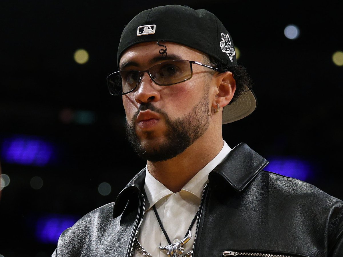 NFL_DovKleiman's tweet image. 𝗕𝗥𝗘𝗔𝗞𝗜𝗡𝗚: Bad bunny plans to “honor queers and LGBTQ+” communities during upcoming Super Bowl performance by wearing a dress.

Many NFL fans have already said they will be boycotting the Super Bowl as a result.

😳😳😳