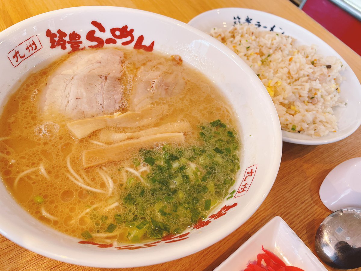bey_max23's tweet photo. ラーメンうめうめ(         ´ω`          )ﾃﾞﾌﾞｩ
#北海道 #旭川 #ランチ #ラーメン
#九州 #筑豊ラーメン #山小屋 #チャーハン https://t.co/qNTFYypxLi