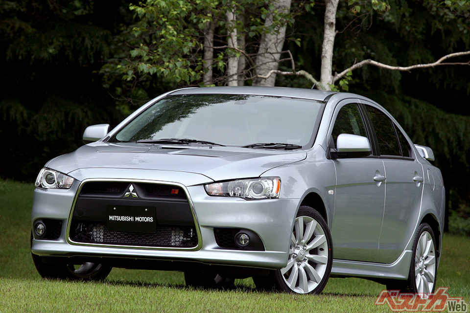 bestcarmagazine's tweet image. 「ランエボは高すぎる…」そんな人に刺さる1台。240psターボ×6速DCT（SST）×4WDのギャラン フォルティス ラリーアートが総額150万円前後。セダンも5ドアも選べるのがまた良い。ただしSSTの状態確認は超重要。今こそ“通好みの三菱”が狙い目かも！
#三菱 #ギャランフォルティス #セダン…