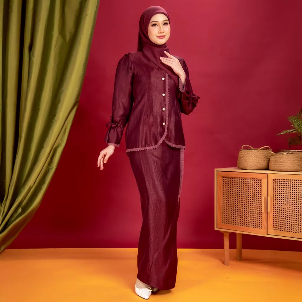 Loveyymila's tweet image. Elevate your raya look with a simply stunning mini kurung ✨

The wine burgundy colour exudes timeless elegance ❤️