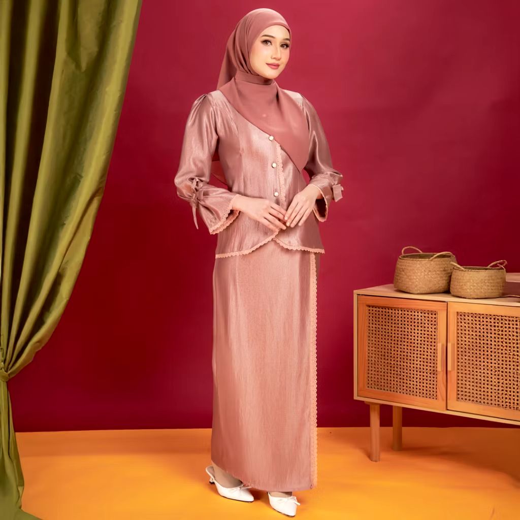 Loveyymila's tweet image. Elevate your raya look with a simply stunning mini kurung ✨

The wine burgundy colour exudes timeless elegance ❤️