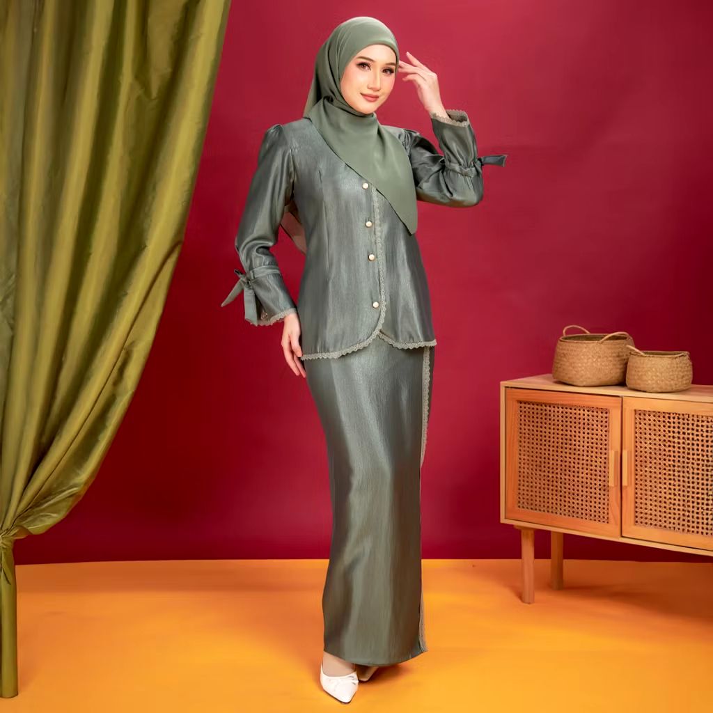 Loveyymila's tweet image. Elevate your raya look with a simply stunning mini kurung ✨

The wine burgundy colour exudes timeless elegance ❤️