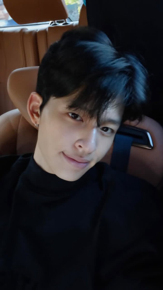 BiruCaramel's tweet image. Pake turtleneck buat nutupin cup—WHO SAID THAT?