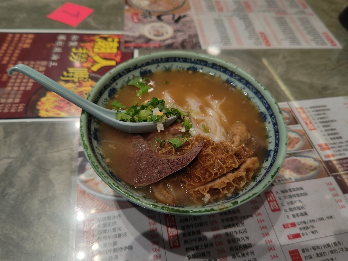 今回の香港旅で感じたのが、円の弱さと香港の物価上昇。写真は尖沙咀にある地元のうどんみたいなもん。67香港ドル（約1300円）。日本でもラーメン1000円以上が当たり前になっているけど、それ以上の価格になっている。今、世界旅行なんてするの大変よ。  #香港 #旅 #旅行 ...