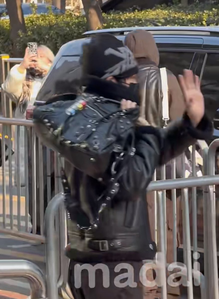 babyannyang's tweet image. บ้ายบายเป้ม่วง เงินเดือนออกแล้วก็ต้องถอยใบใหม่สักกะหน่อยนะ