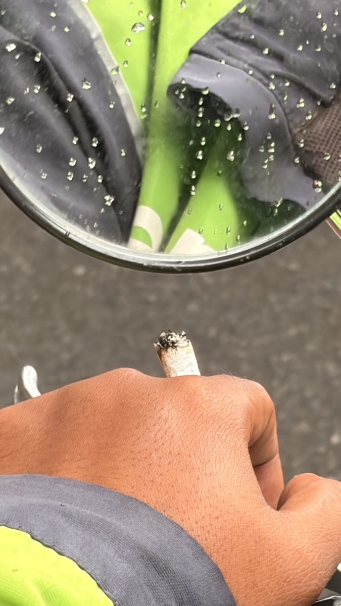 utk teman2 goride (saya yakin ini akan sampai dan dibaca), ini keluhan saya sbg penumpang. 

Jangan lah jemput kita tp posisi rokok masih nyala :((( baru mati pas di jalan, jujur, ganggu n ngga nyaman. Itu kalau goride. Kalau pas gofood bisa jg nanti asapnya kena makanan atau