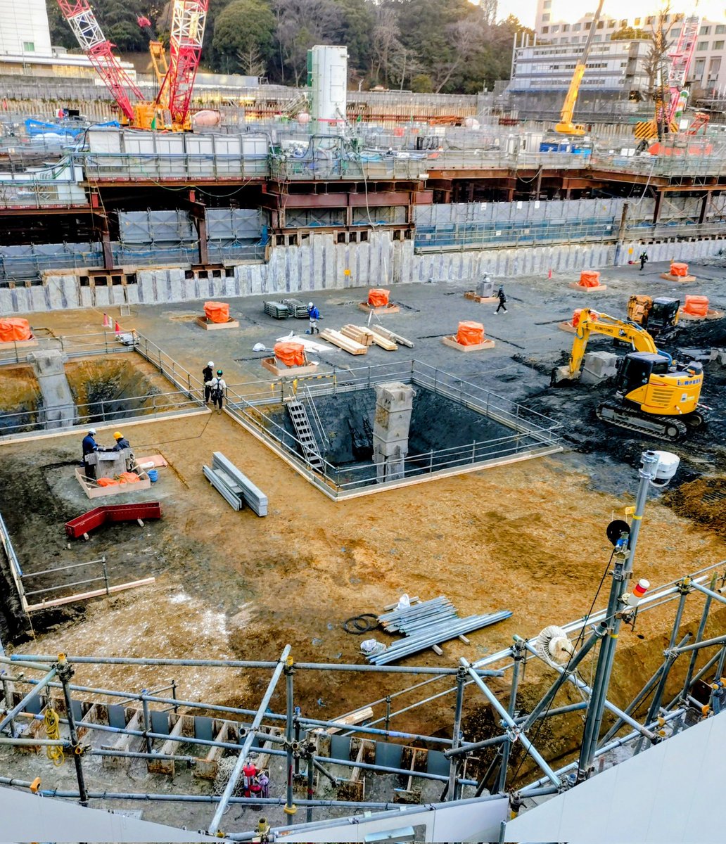 品川駅前の再開発。超高層ビルが海風を遮ると、ヒートアイランド現象が悪化するので、それに配慮した計画だそうです。