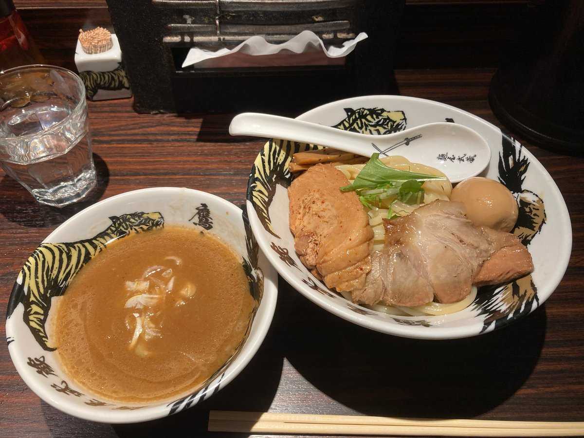 高田馬場でラーメン食べた。
名前がダサいから人あんまいないのかと思ったらめっちゃいてビビった。