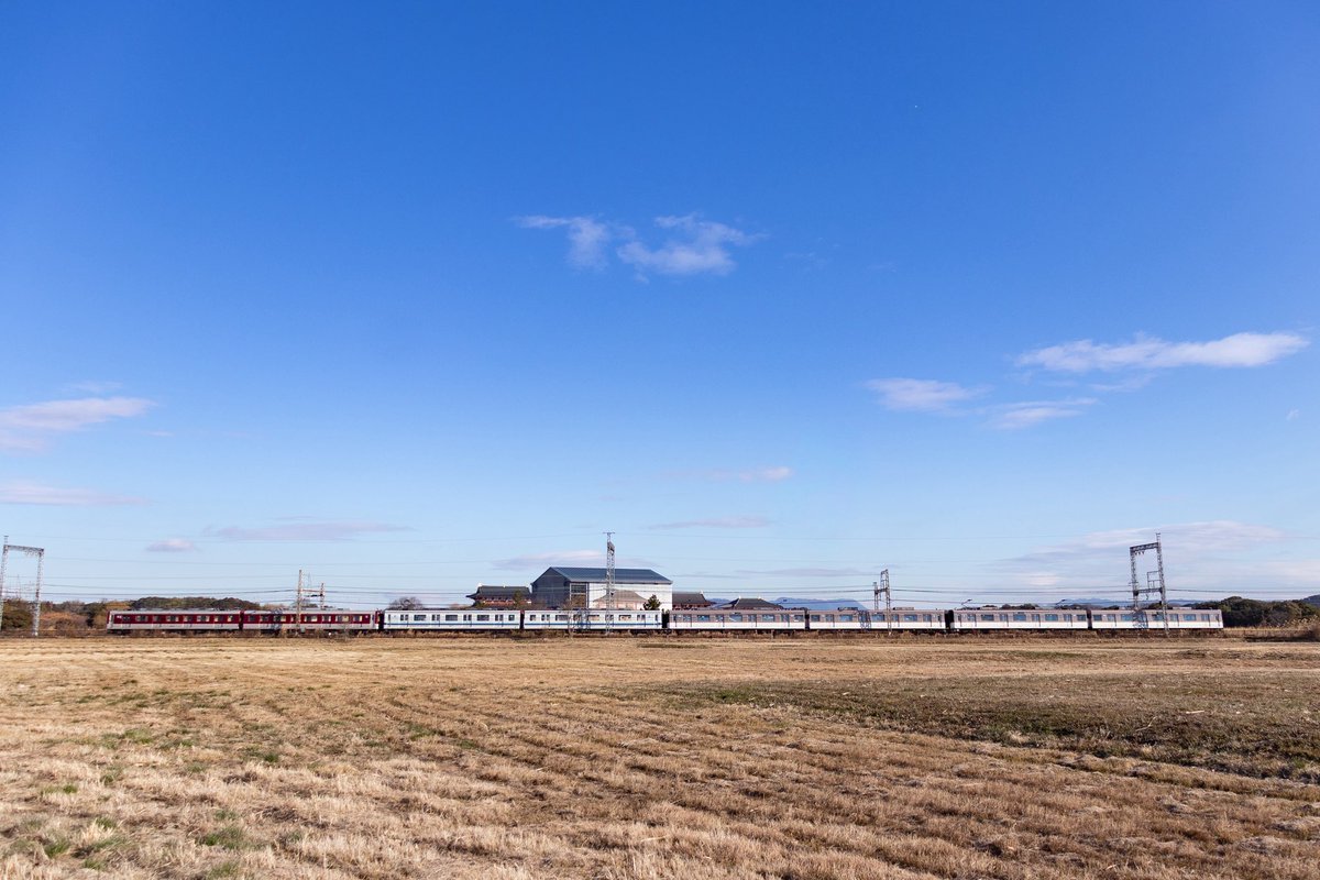 東武カラーの近鉄電車。
運行開始2日目から早速ブツ8の真ん中、3色団子に。

1/23 VE74+VE77+EE31+EE22