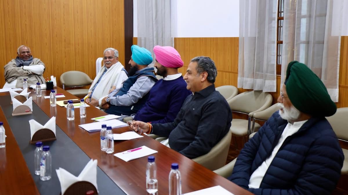 IYCPunjab's tweet photo. ਨਵੀਂ ਦਿੱਲੀ ਵਿੱਚ ਰਾਹੁਲ ਗਾਂਧੀ ਅਤੇ ਮਲਿਕਾਰਜੁਨ ਖੜਗੇ ਨੇ ਪੰਜਾਬ ਲੀਡਰਸ਼ਿਪ ਨਾਲ ਕੀਤੀ ਮੀਟਿੰਗ।
#delhi #RahulGandhi #MallikarjunKharge #punjab #leadership #LatestNews #RozanaSpokesman https://t.co/0W7jNd6DUZ