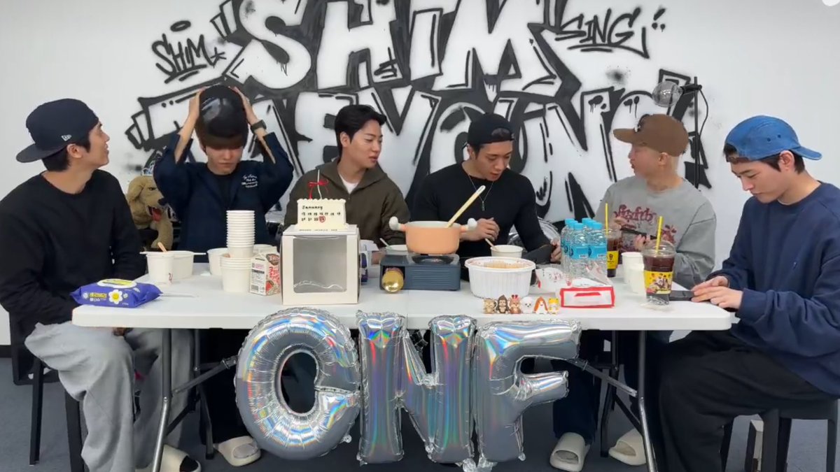 77h0hyo's tweet image. 단체라이브키면
열흘사이에 장소 다 다른거개웃기다
안웃김사실