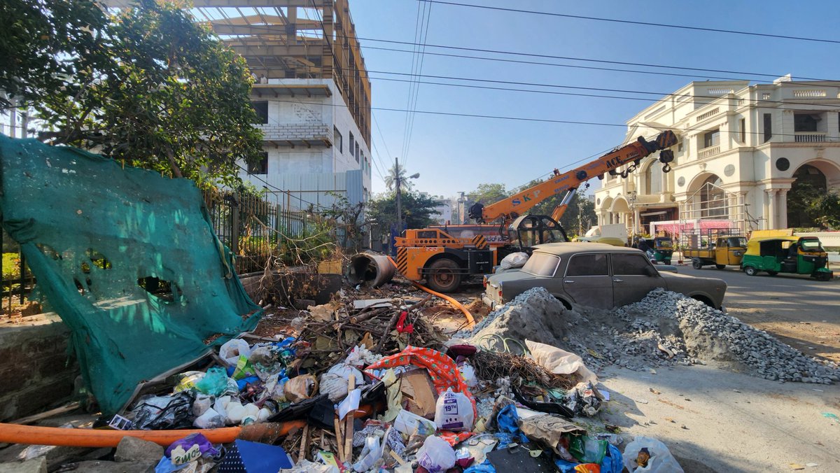 98Boogyman's tweet photo. @comm_blr_south @GBA_office @GBAChiefComm @DKShivakumar Opposite sindhoora convention hall and 1522 JP nagar, near sarakki signal

It's there like this for years. Where is footpath? https://t.co/CFheTthTmx