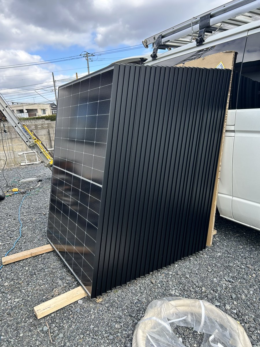 0103_nachi's tweet photo. 太陽光付けるのに業者さん来てくれてるけど
皆ハイエースで来たから家の敷地にハイエース5台もおるww
オフ会みたいww https://t.co/y3zzPNAwzr