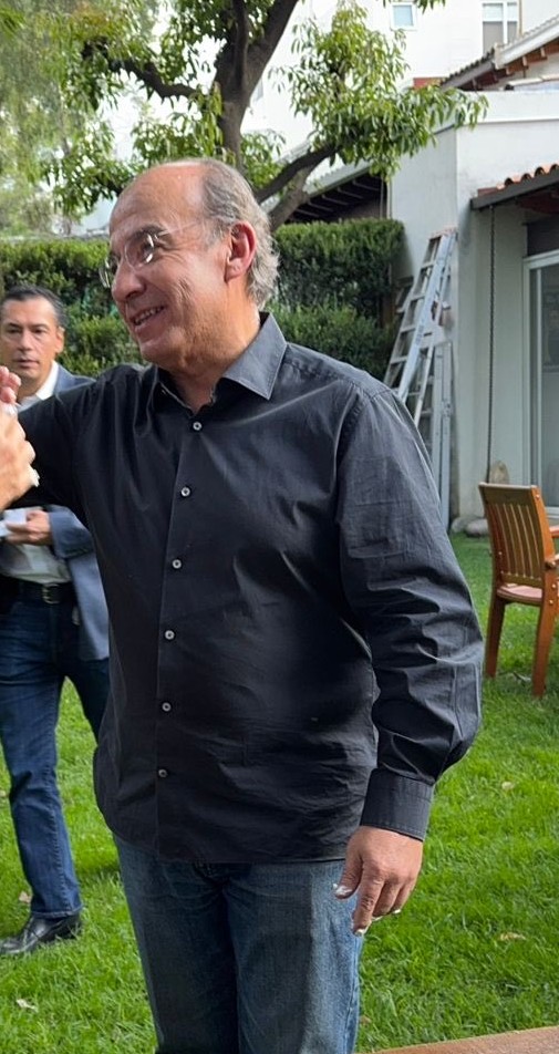 Queridos amigos, vamos con una encuestita.🥳

Les gustaría que en México hubiera reelección y que Felipe Calderón con 63 años, fuera el candidato? 

VOTARIAS POR ÉL? 

SI - 🔁

NO  - ♥️

Voten 👇🙋🏼‍♀️
