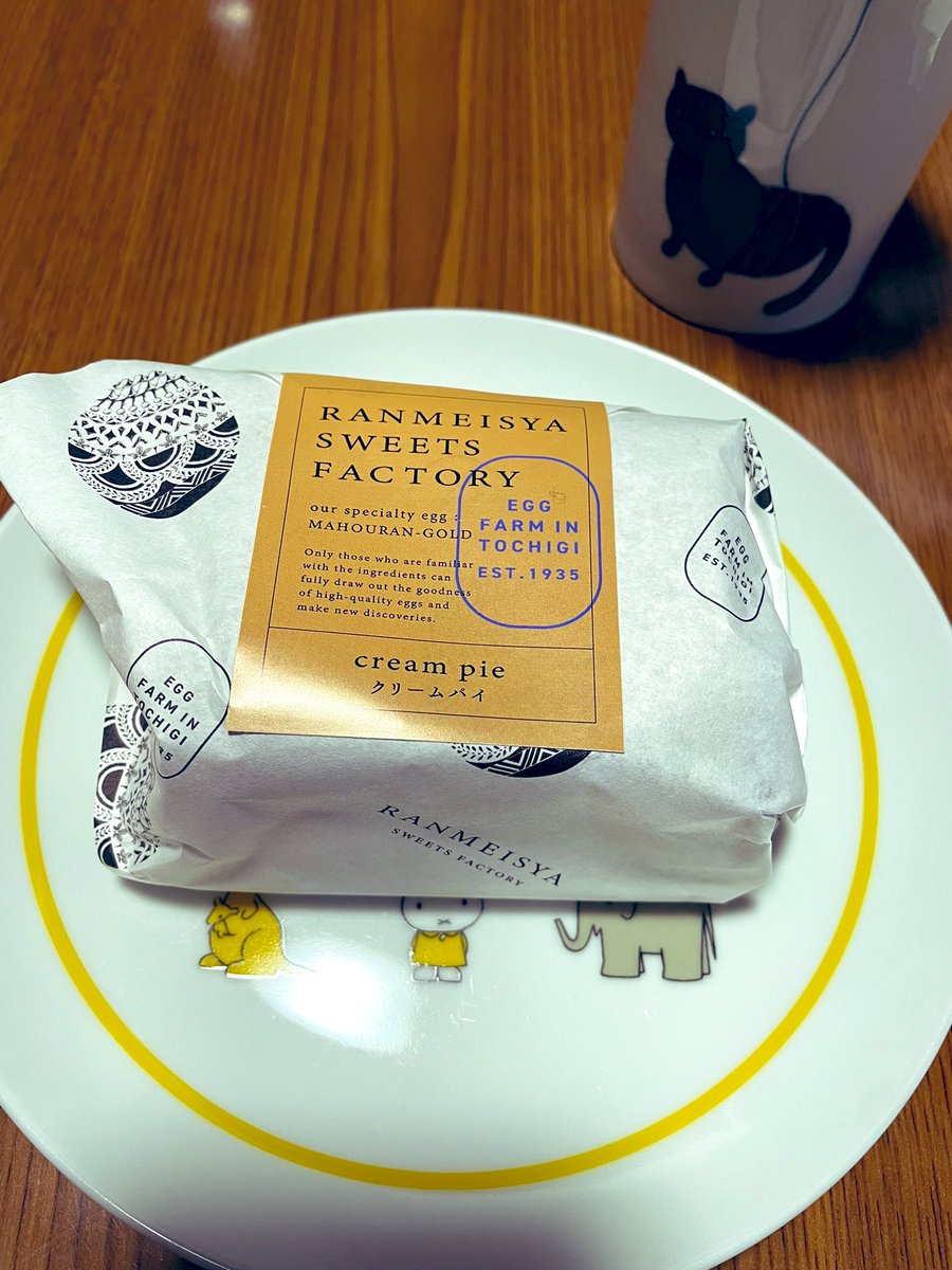 ランメイシャスィーツファクトリー
クリームパイ
420円

『ミルフィーユも嫉妬する繊細さ』

キャッチコピー？につられて買った
もう一回食べたい
今食べたい

#ランメイシャ
#クリームパイ