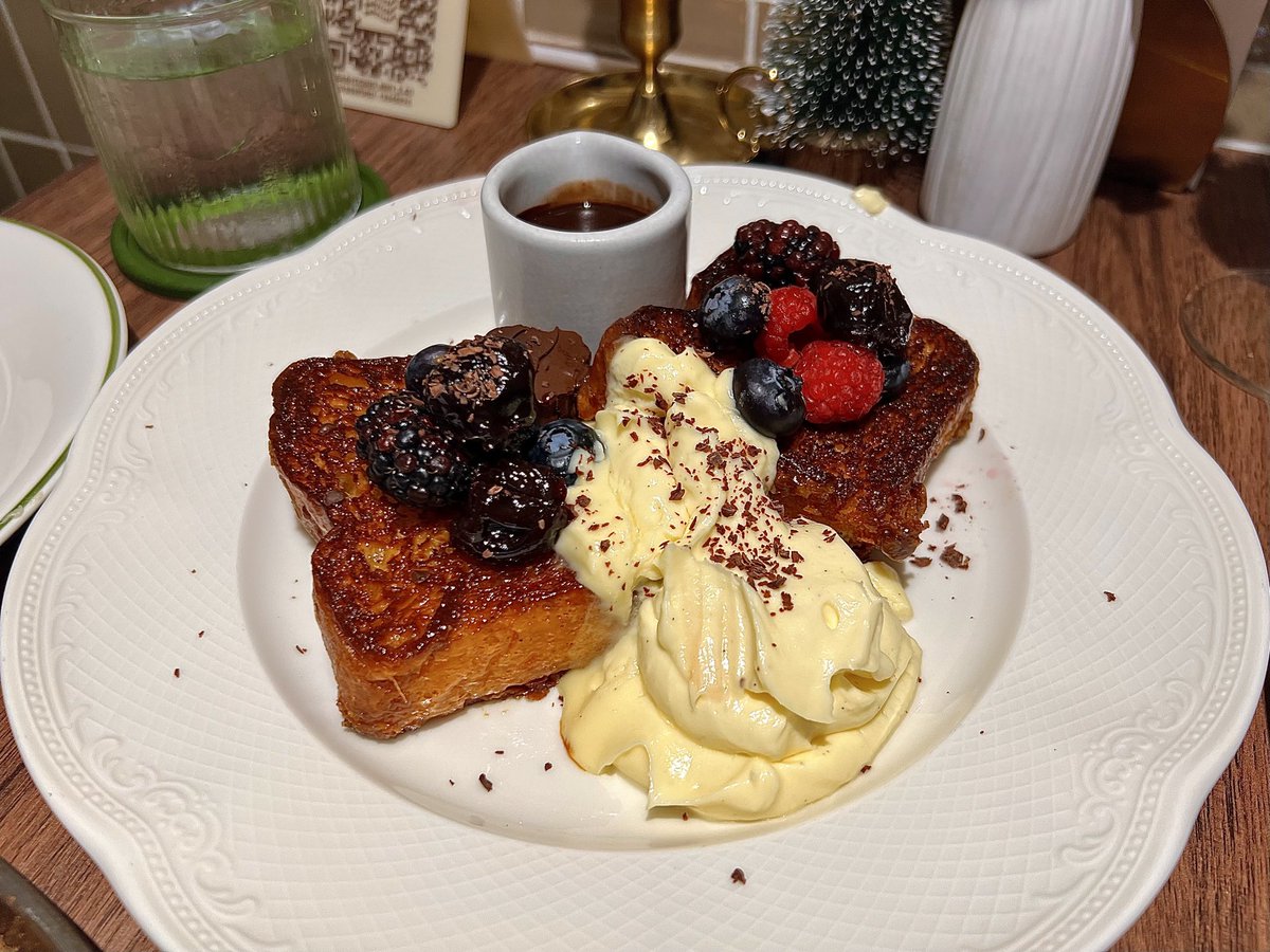 BABYCCINO BKK🍒🥤 ร้านตกแต่งน่ารักอบอุ่นบรรยากาศดี มีเมนูหลากหลายทั้งคาวและหวาน ได้ลองเมนูเฟสทีฟด้วย Melty Snowman Pizza🍕⛄️ เสิร์ฟพิซซ่าถาดใหญ่พร้อมด้วยบูราต้าชีสจัดเต็ม!🤤 Beef wellington เนื้อนุ่มชุ่มฉ่ำส่งกลิ่นหอมยั่วมาก! หรือจะเป็นพาสต้าก็มี เลือกเป็น Truffle Mushroom