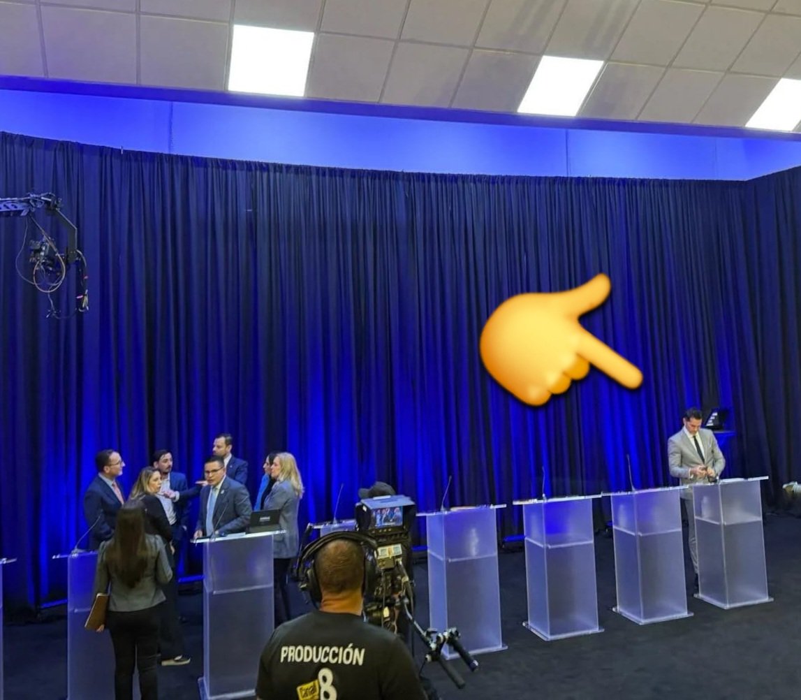 Aquí lo tienen: al guapo de apellidos elegantes que insulta, pierde el control y se comporta como nene rico. Haciendo berrinche con el resto y no saludando a los demás candidatos...
No gracias, no ocupamos más insolentes que pierden la jupa por nada.