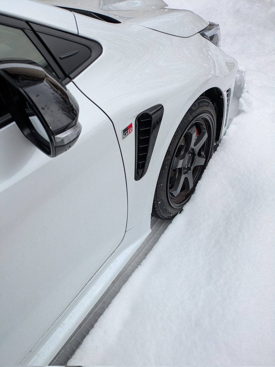 GR_coro's tweet photo. 初めての雪上体験…＼(^o^)／　　
…帰りに近所の除雪されていない駐車場に見つけてわざわざ停めてみただけです…(^_^;)。
道路はしっかり除雪されてますからなぁ〜😢。…感謝感謝。 https://t.co/iLMbHTb3R3