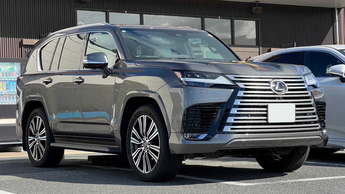 matsushincartv's tweet image. LX700hの航続可能距離

タンク容量が減った影響もあり、高速メインだと通常のLX600の方が長い距離を走れるとか…